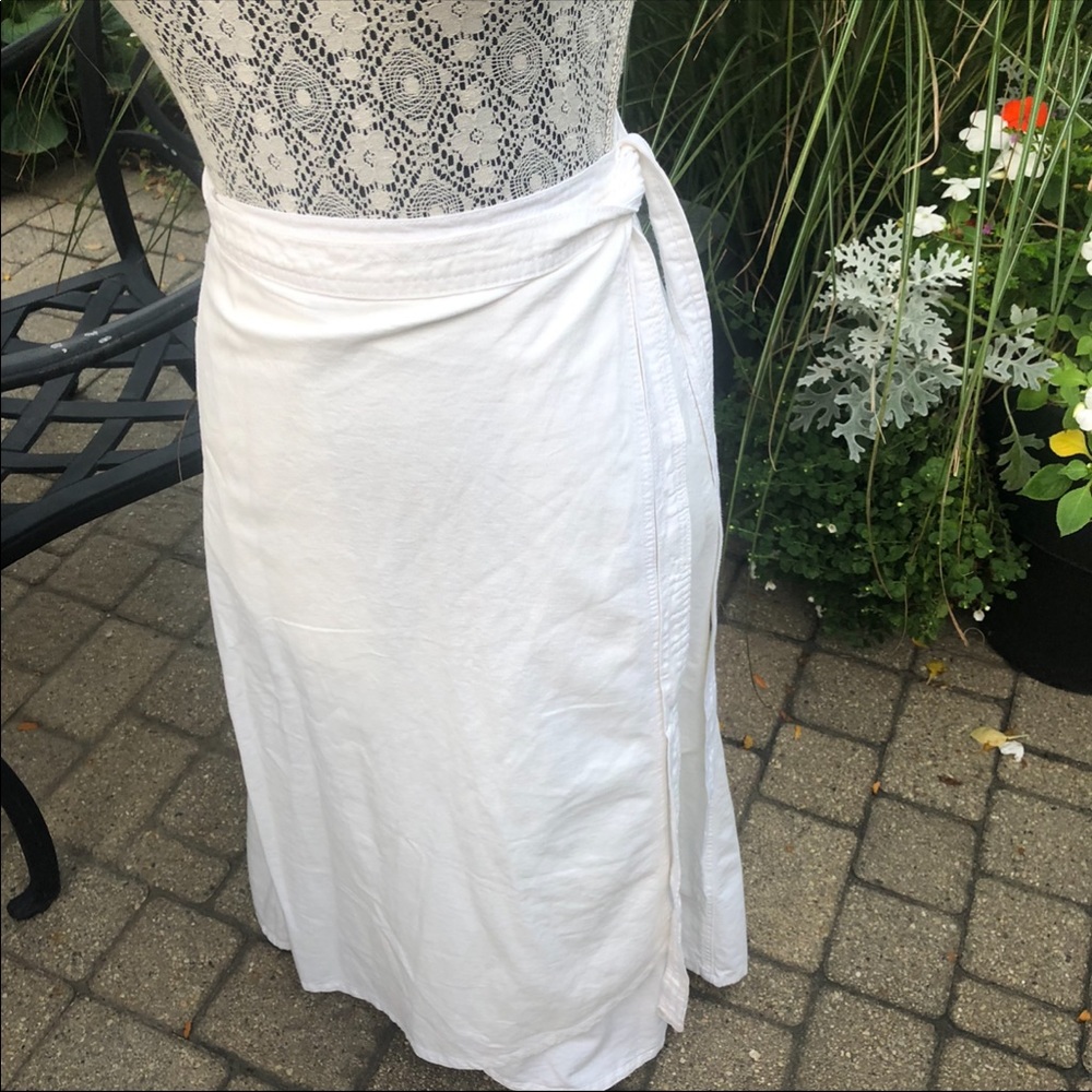 White wrap skirt Sz S Gap